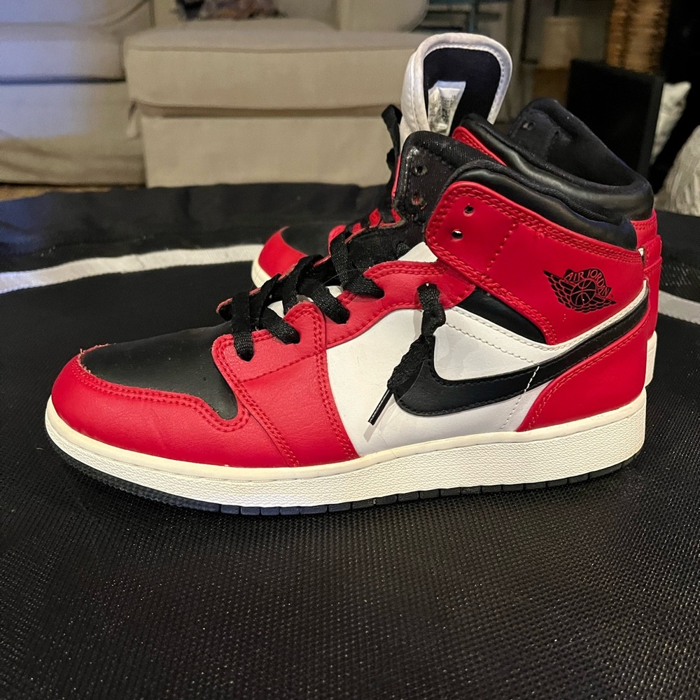 Nike Air Jordan 1 Mid Chicago Black Toe GS 554725-069 Sz 7Y equates to women 8.5